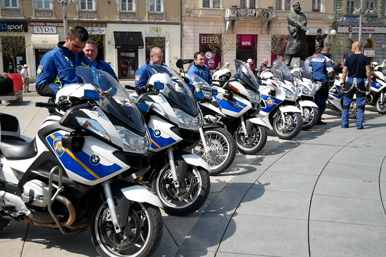 Slika /2019/2PROMET/TRENINGVOZNJE/vlcsnap-2019-04-08-10h30m23s545.png